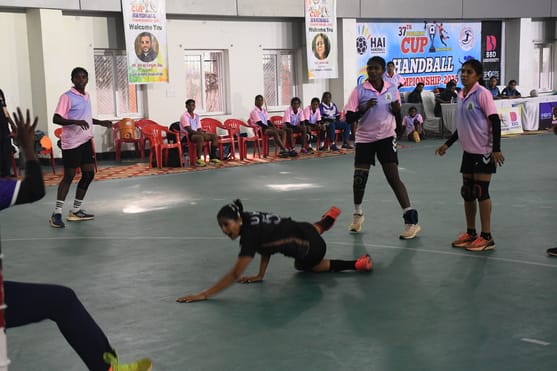 केडी सिंह बाबू स्टेडियम में महिला हैंडबाॅल मुकाबले में गोल का प्रयास करती महिला खिलाड़ी। केडी सिंह बाबू स्टेडियम में महिला हैंडबाॅल मुकाबले में गोल का प्रयास करती महिला खिलाड़ी।