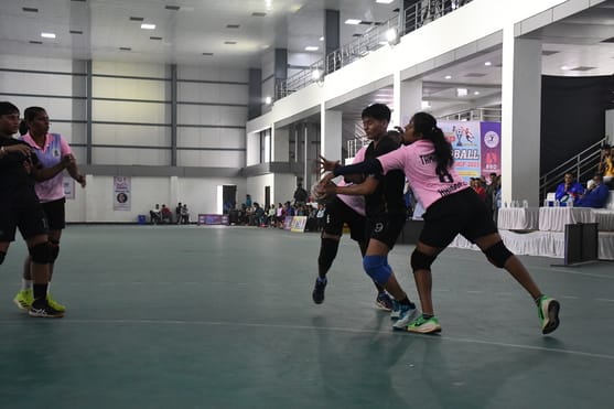 केडी सिंह बाबू स्टेडियम में महिला हैंडबाॅल मुकाबले में गोल का प्रयास करती महिला खिलाड़ी। केडी सिंह बाबू स्टेडियम में महिला हैंडबाॅल मुकाबले में गोल का प्रयास करती महिला खिलाड़ी।