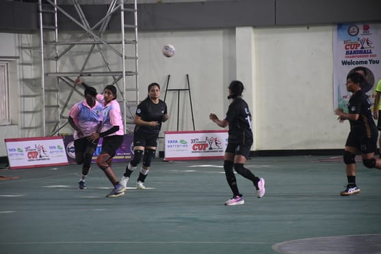 केडी सिंह बाबू स्टेडियम में महिला हैंडबाॅल मुकाबले में गोल का प्रयास करती महिला खिलाड़ी। केडी सिंह बाबू स्टेडियम में महिला हैंडबाॅल मुकाबले में गोल का प्रयास करती महिला खिलाड़ी।