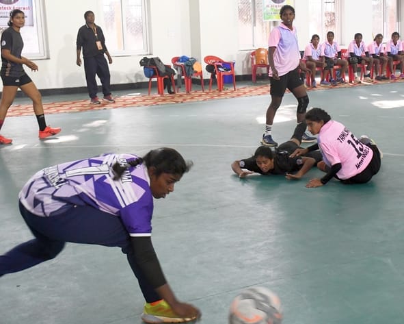केडी सिंह बाबू स्टेडियम में महिला हैंडबाॅल मुकाबले में गोल का प्रयास करती महिला खिलाड़ी। केडी सिंह बाबू स्टेडियम में महिला हैंडबाॅल मुकाबले में गोल का प्रयास करती महिला खिलाड़ी।