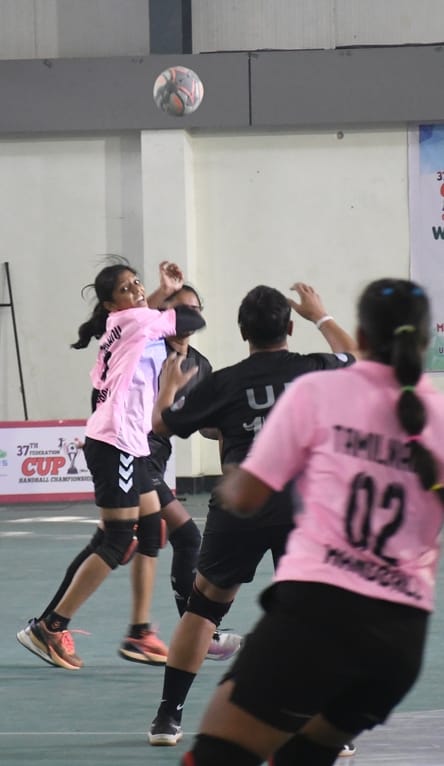 केडी सिंह बाबू स्टेडियम में महिला हैंडबाॅल मुकाबले में गोल का प्रयास करती महिला खिलाड़ी। केडी सिंह बाबू स्टेडियम में महिला हैंडबाॅल मुकाबले में गोल का प्रयास करती महिला खिलाड़ी।
