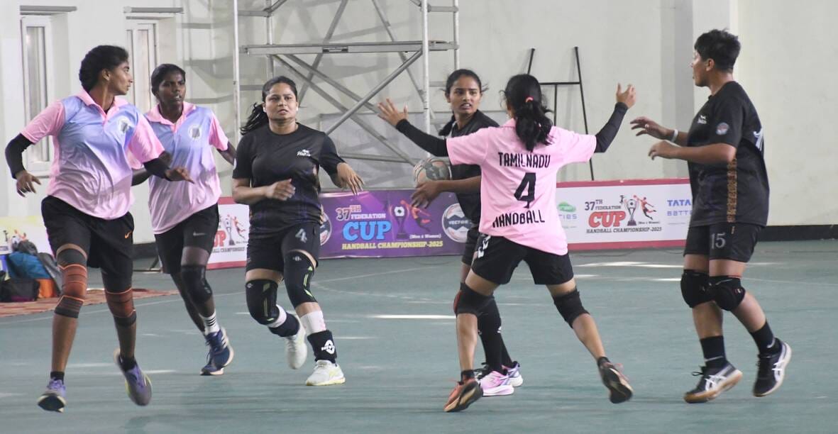 केडी सिंह बाबू स्टेडियम में महिला हैंडबाॅल मुकाबले में गोल का प्रयास करती महिला खिलाड़ी। केडी सिंह बाबू स्टेडियम में महिला हैंडबाॅल मुकाबले में गोल का प्रयास करती महिला खिलाड़ी।