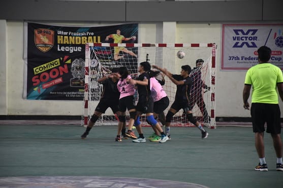 केडी सिंह बाबू स्टेडियम में महिला हैंडबाॅल मुकाबले में गोल का प्रयास करती महिला खिलाड़ी। केडी सिंह बाबू स्टेडियम में महिला हैंडबाॅल मुकाबले में गोल का प्रयास करती महिला खिलाड़ी।