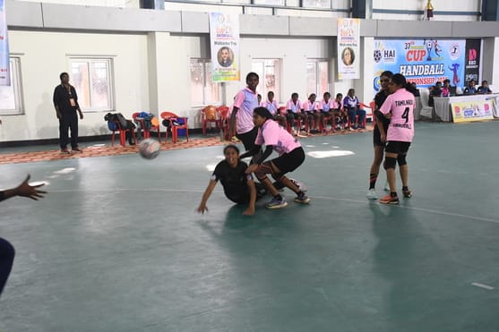 केडी सिंह बाबू स्टेडियम में महिला हैंडबाॅल मुकाबले में गोल का प्रयास करती महिला खिलाड़ी। केडी सिंह बाबू स्टेडियम में महिला हैंडबाॅल मुकाबले में गोल का प्रयास करती महिला खिलाड़ी।