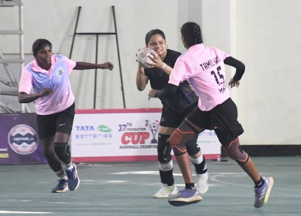 केडी सिंह बाबू स्टेडियम में महिला हैंडबाॅल मुकाबले में गोल का प्रयास करती महिला खिलाड़ी। केडी सिंह बाबू स्टेडियम में महिला हैंडबाॅल मुकाबले में गोल का प्रयास करती महिला खिलाड़ी।