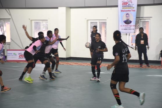 केडी सिंह बाबू स्टेडियम में महिला हैंडबाॅल मुकाबले में गोल का प्रयास करती महिला खिलाड़ी। केडी सिंह बाबू स्टेडियम में महिला हैंडबाॅल मुकाबले में गोल का प्रयास करती महिला खिलाड़ी।