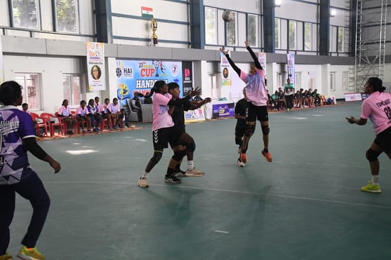 केडी सिंह बाबू स्टेडियम में महिला हैंडबाॅल मुकाबले में गोल का प्रयास करती महिला खिलाड़ी। केडी सिंह बाबू स्टेडियम में महिला हैंडबाॅल मुकाबले में गोल का प्रयास करती महिला खिलाड़ी।