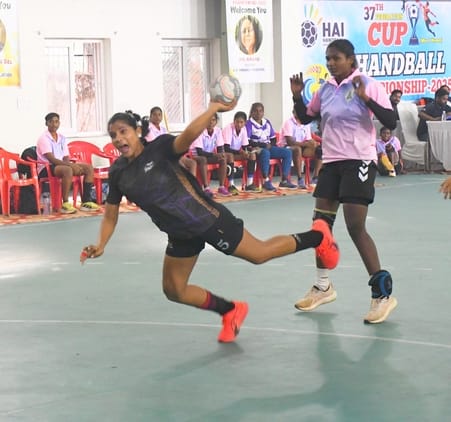 केडी सिंह बाबू स्टेडियम में महिला हैंडबाॅल मुकाबले में गोल का प्रयास करती महिला खिलाड़ी। केडी सिंह बाबू स्टेडियम में महिला हैंडबाॅल मुकाबले में गोल का प्रयास करती महिला खिलाड़ी।