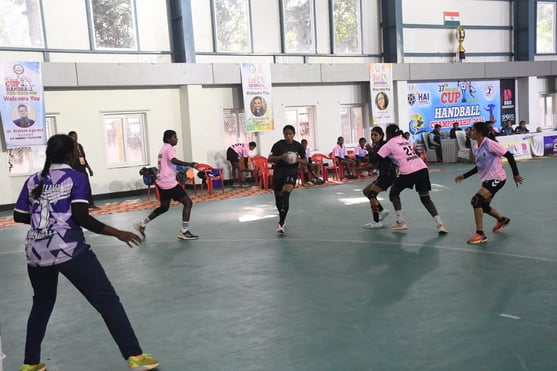 केडी सिंह बाबू स्टेडियम में महिला हैंडबाॅल मुकाबले में गोल का प्रयास करती महिला खिलाड़ी। केडी सिंह बाबू स्टेडियम में महिला हैंडबाॅल मुकाबले में गोल का प्रयास करती महिला खिलाड़ी।