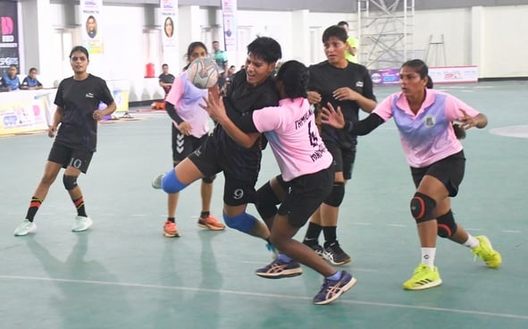 केडी सिंह बाबू स्टेडियम में महिला हैंडबाॅल मुकाबले में गोल का प्रयास करती महिला खिलाड़ी। केडी सिंह बाबू स्टेडियम में महिला हैंडबाॅल मुकाबले में गोल का प्रयास करती महिला खिलाड़ी।