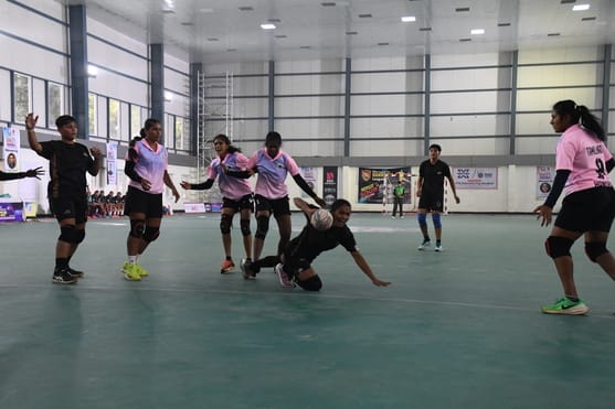 केडी सिंह बाबू स्टेडियम में महिला हैंडबाॅल मुकाबले में गोल का प्रयास करती महिला खिलाड़ी। केडी सिंह बाबू स्टेडियम में महिला हैंडबाॅल मुकाबले में गोल का प्रयास करती महिला खिलाड़ी।