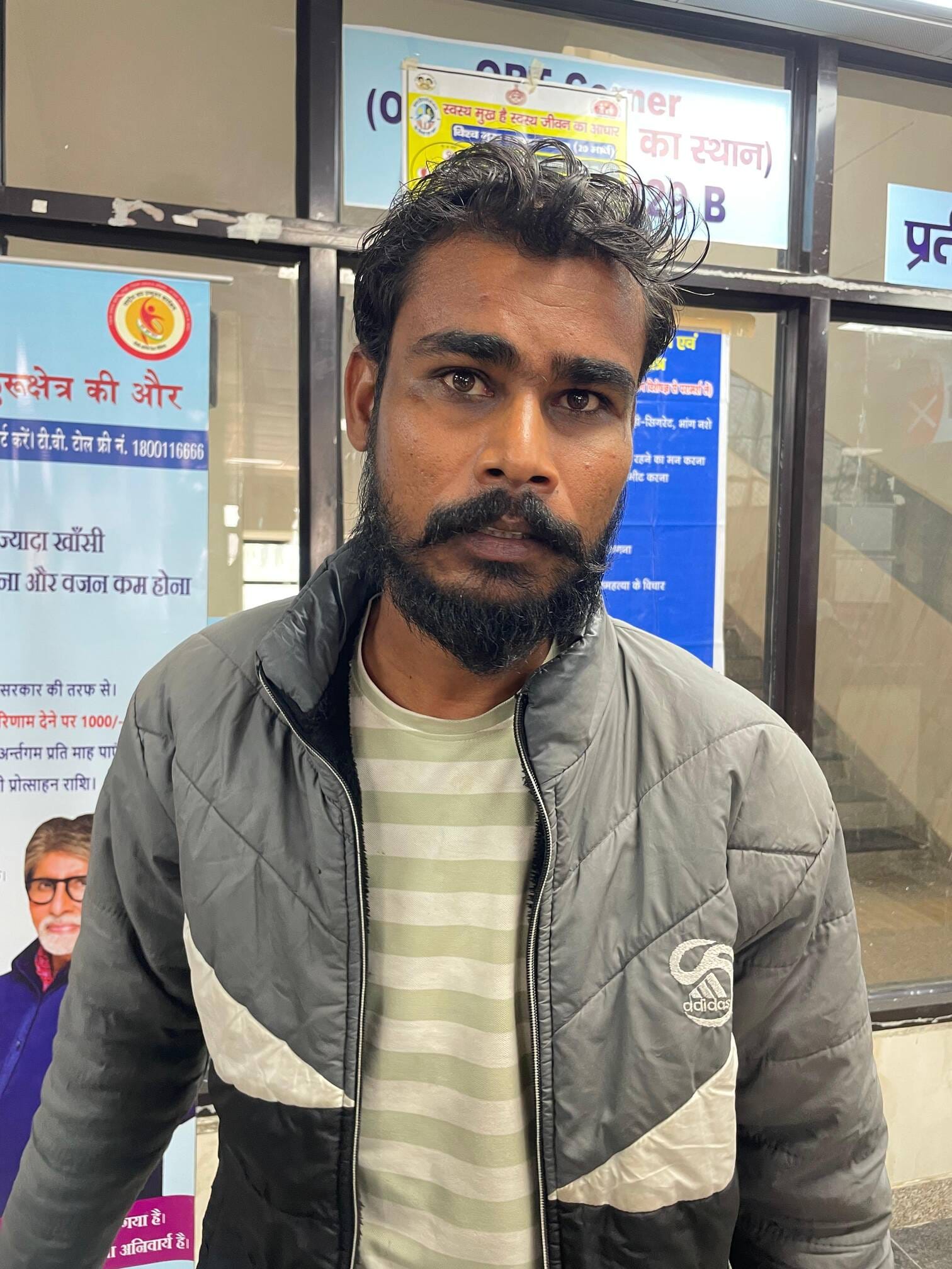 कुरुक्षेत्र। मरीज राजेंद्र को नागरिक अस्पताल से प्राइवेट अस्पताल ले जाते परिजन। संवाद कुरुक्षेत्र। मरीज राजेंद्र को नागरिक अस्पताल से प्राइवेट अस्पताल ले जाते परिजन। संवाद