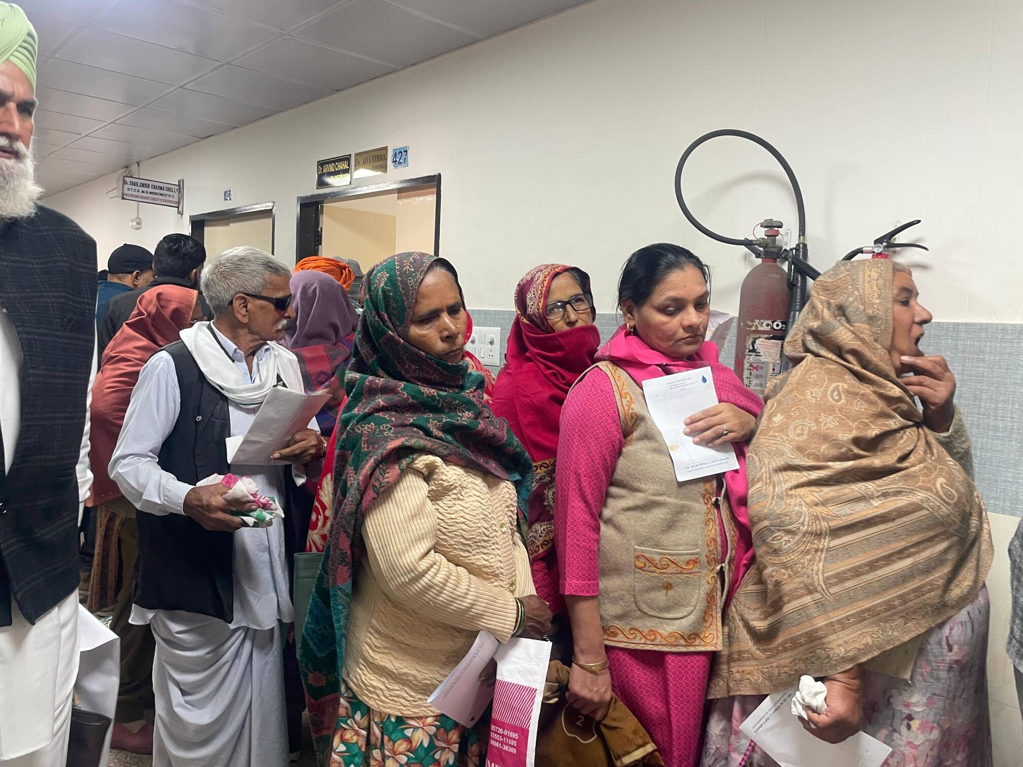 कुरुक्षेत्र। मरीज राजेंद्र को नागरिक अस्पताल से प्राइवेट अस्पताल ले जाते परिजन। संवाद कुरुक्षेत्र। मरीज राजेंद्र को नागरिक अस्पताल से प्राइवेट अस्पताल ले जाते परिजन। संवाद