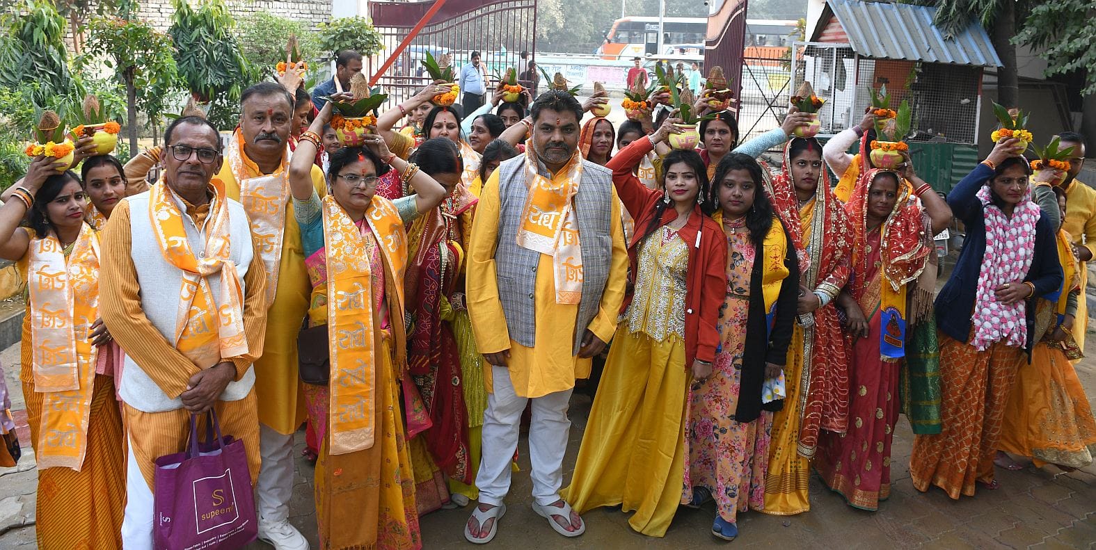 कथा के शुभारंभ पर निकाली कलश यात्रा