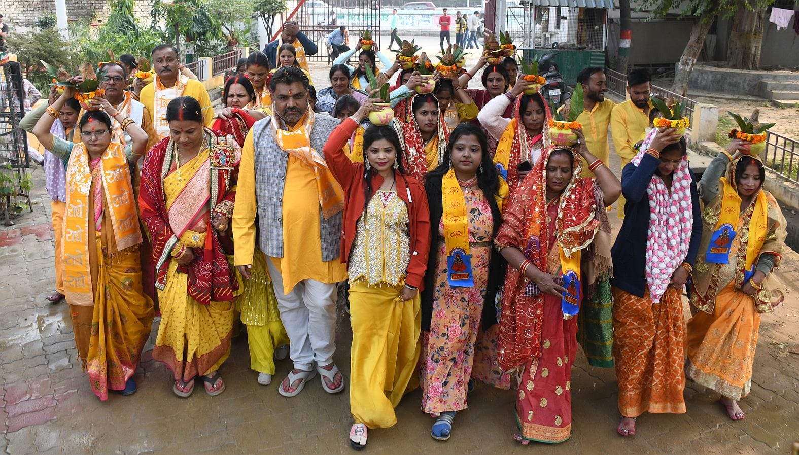 कथा के शुभारंभ पर निकाली कलश यात्रा