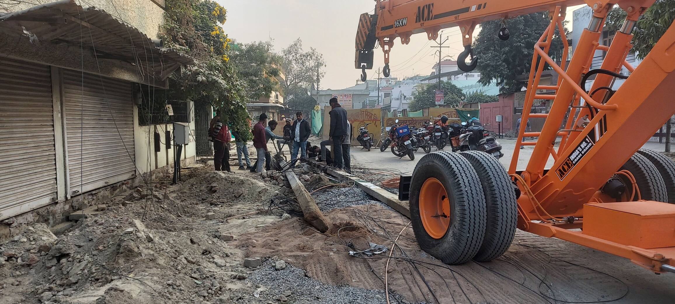 खोदाई के दौरान कटा केबल।