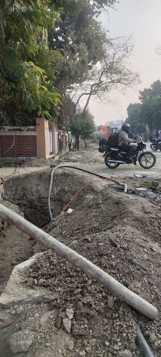 खोदाई के दौरान कटा केबल।