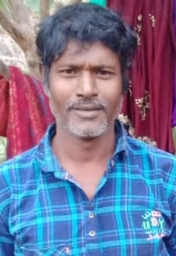 मानिकपुर रेलवे स्टेशन पर ट्रेन कटकर हलवाई की मौत के बाद जुटी भीड़। संवाद मानिकपुर रेलवे स्टेशन पर ट्रेन कटकर हलवाई की मौत के बाद जुटी भीड़। संवाद