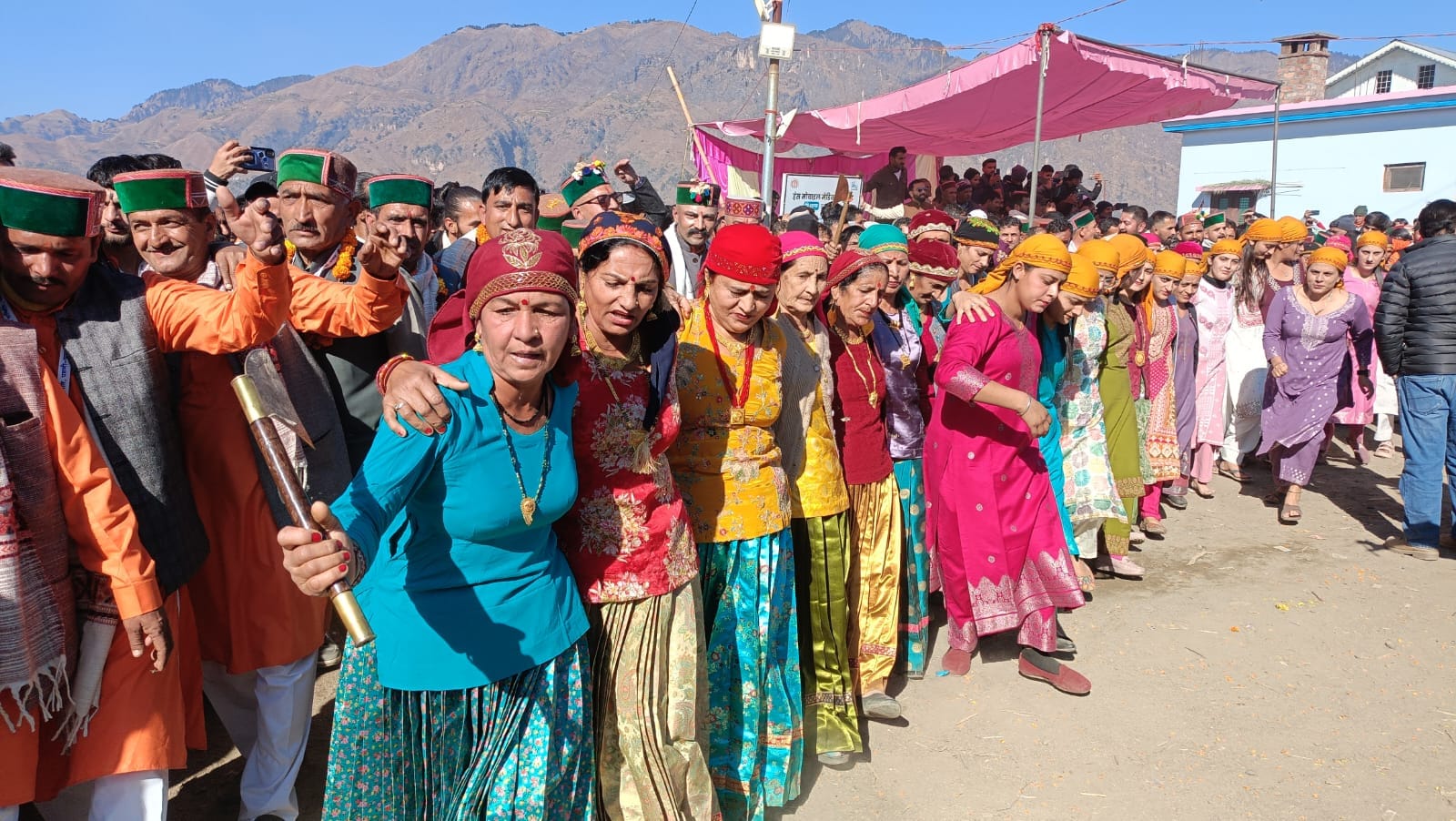 मंदिर से बाहर लाई गई देव डोली। स्रोत समिति