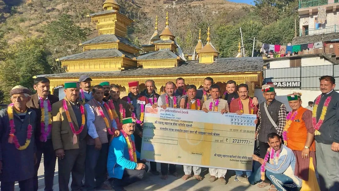 मंदिर से बाहर लाई गई देव डोली। स्रोत समिति