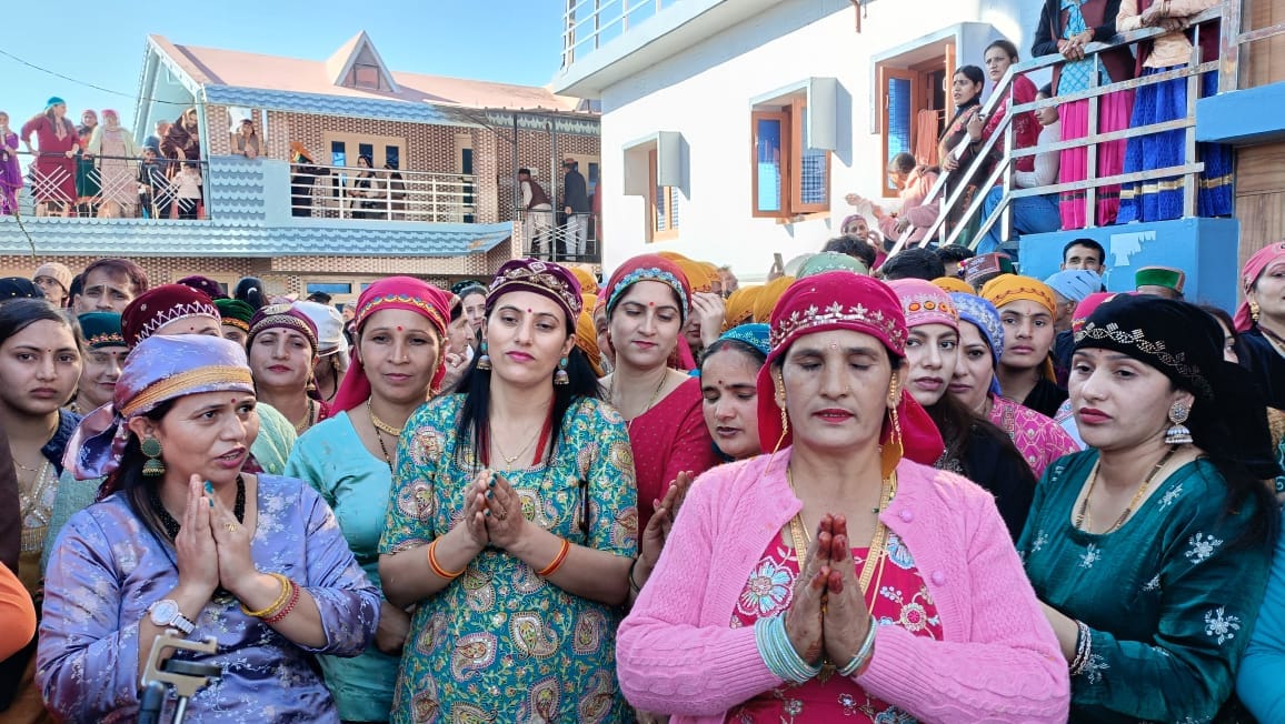 मंदिर से बाहर लाई गई देव डोली। स्रोत समिति