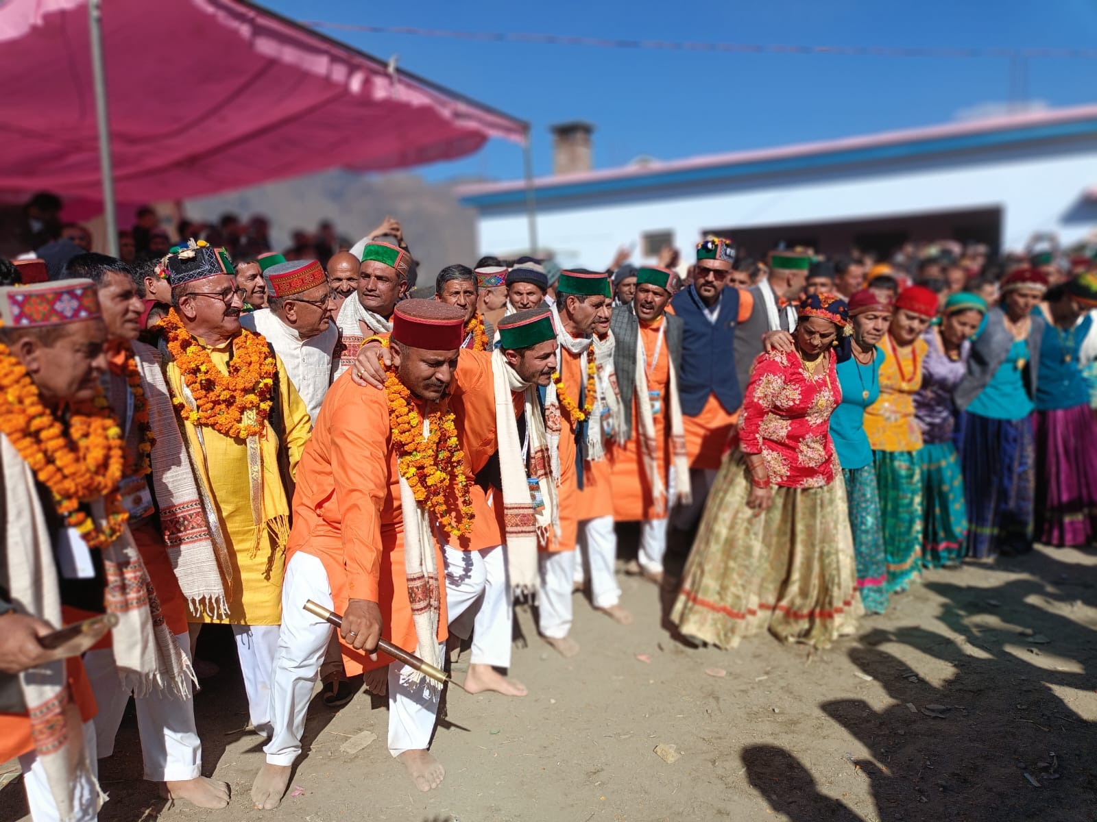 मंदिर से बाहर लाई गई देव डोली। स्रोत समिति