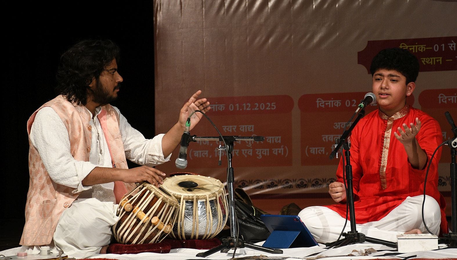 प्रतियोगिता के प्रतिभागियों के साथ अकादमी के अध्यक्ष जयंत खोत, उपाध्यक्ष विभा सिंह, निदेशक शोभि प्रतियोगिता के प्रतिभागियों के साथ अकादमी के अध्यक्ष जयंत खोत, उपाध्यक्ष विभा सिंह, निदेशक शोभि