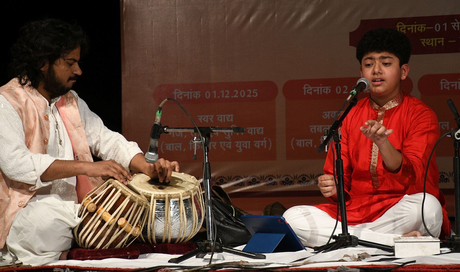 प्रतियोगिता के प्रतिभागियों के साथ अकादमी के अध्यक्ष जयंत खोत, उपाध्यक्ष विभा सिंह, निदेशक शोभि प्रतियोगिता के प्रतिभागियों के साथ अकादमी के अध्यक्ष जयंत खोत, उपाध्यक्ष विभा सिंह, निदेशक शोभि