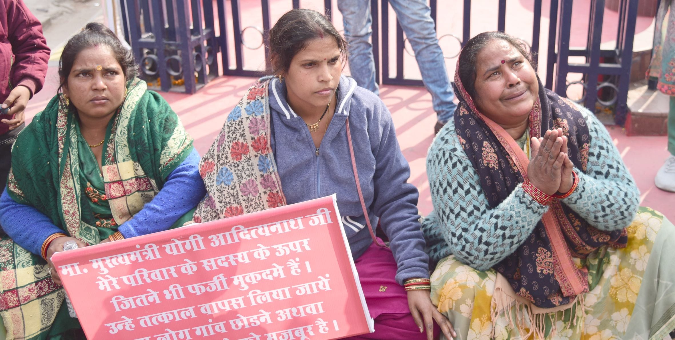 प्रदर्शन करता बरेली से आया परिवार। प्रदर्शन करता बरेली से आया परिवार।
