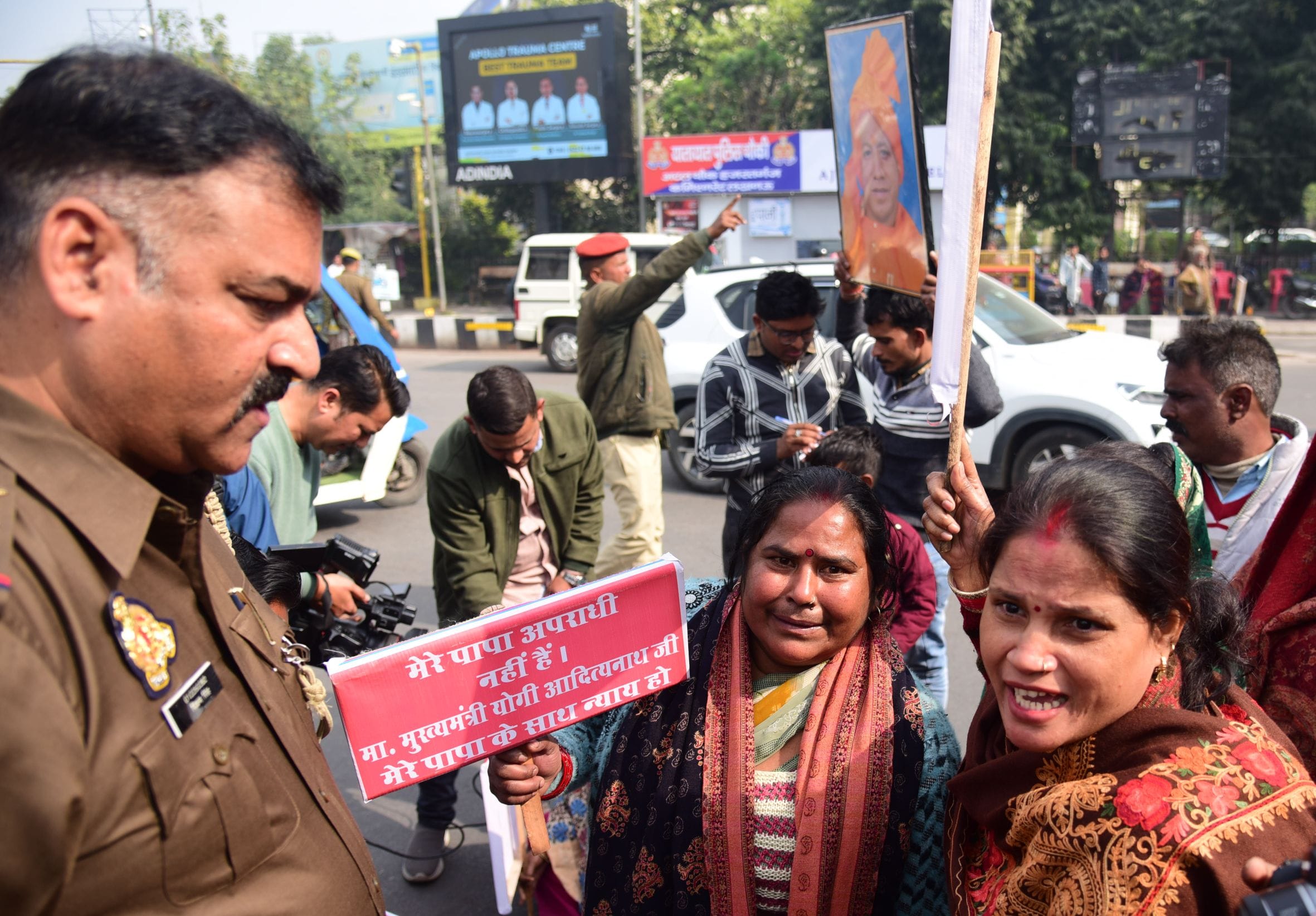 प्रदर्शन करता बरेली से आया परिवार। प्रदर्शन करता बरेली से आया परिवार।