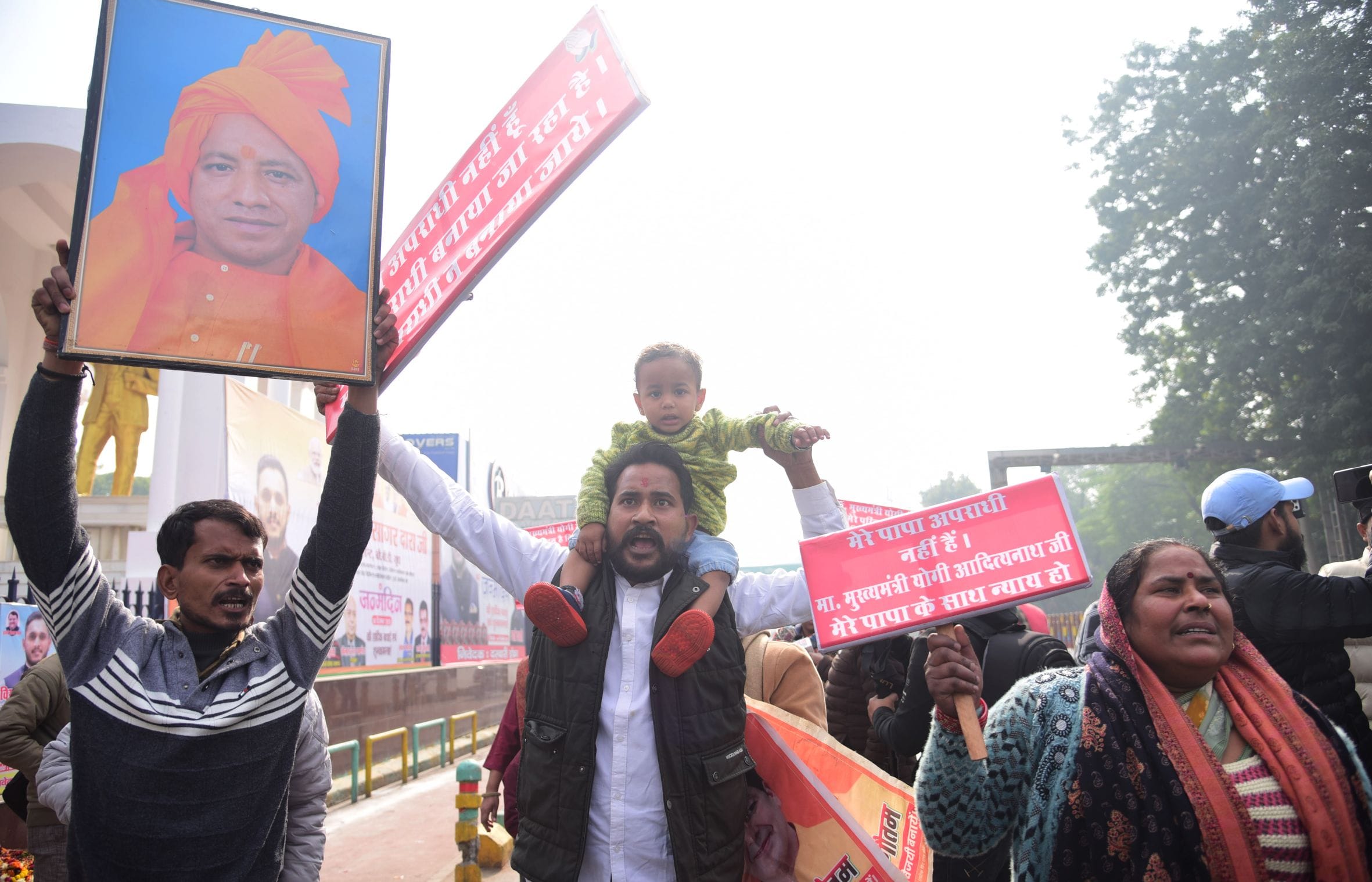प्रदर्शन करता बरेली से आया परिवार। प्रदर्शन करता बरेली से आया परिवार।