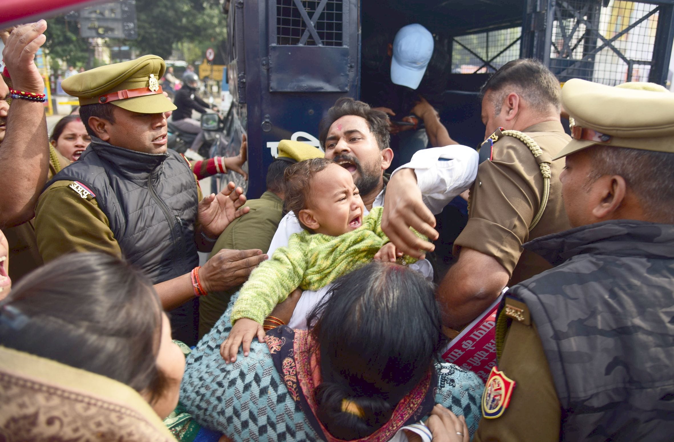 प्रदर्शन करता बरेली से आया परिवार। प्रदर्शन करता बरेली से आया परिवार।