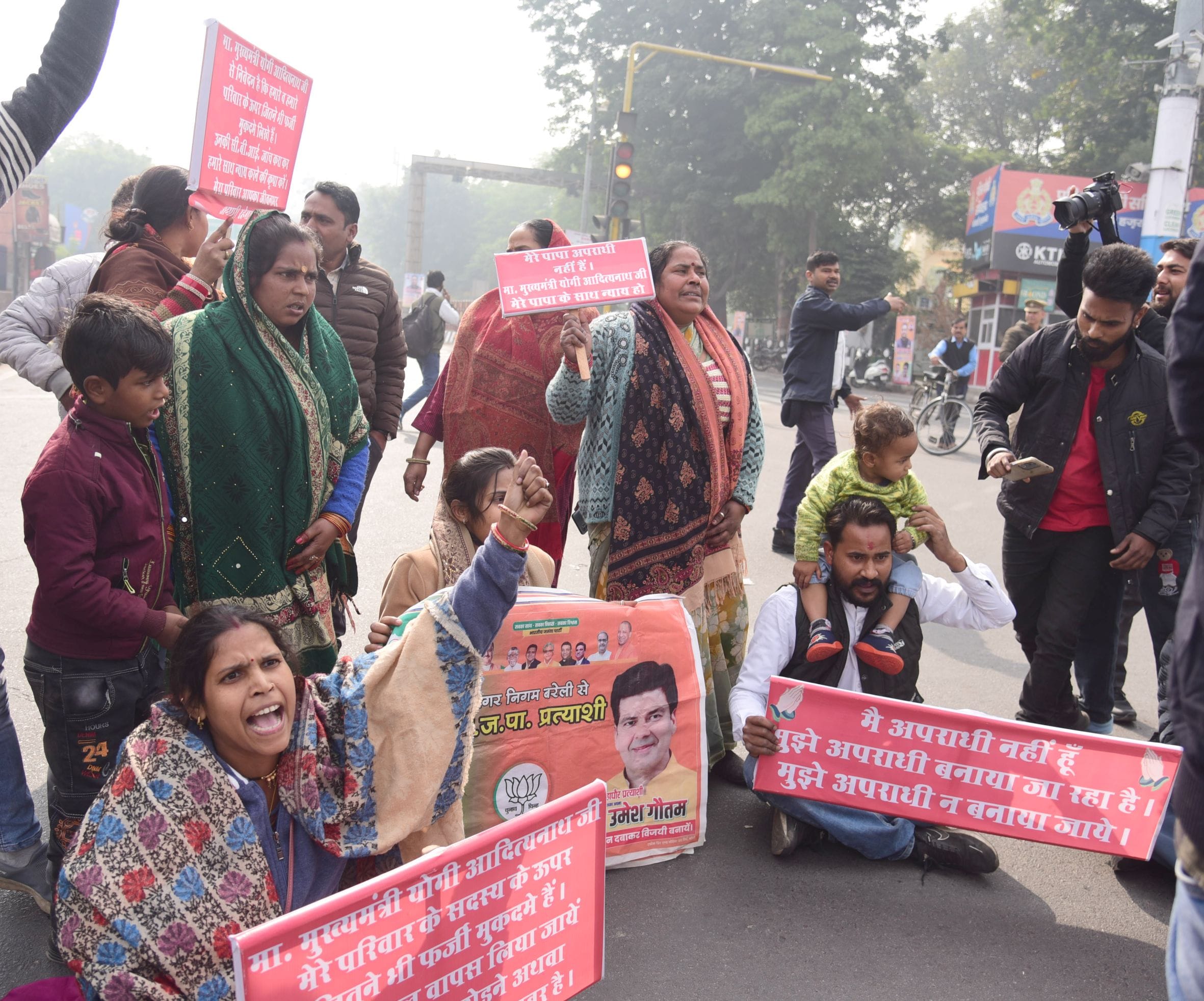 प्रदर्शन करता बरेली से आया परिवार। प्रदर्शन करता बरेली से आया परिवार।