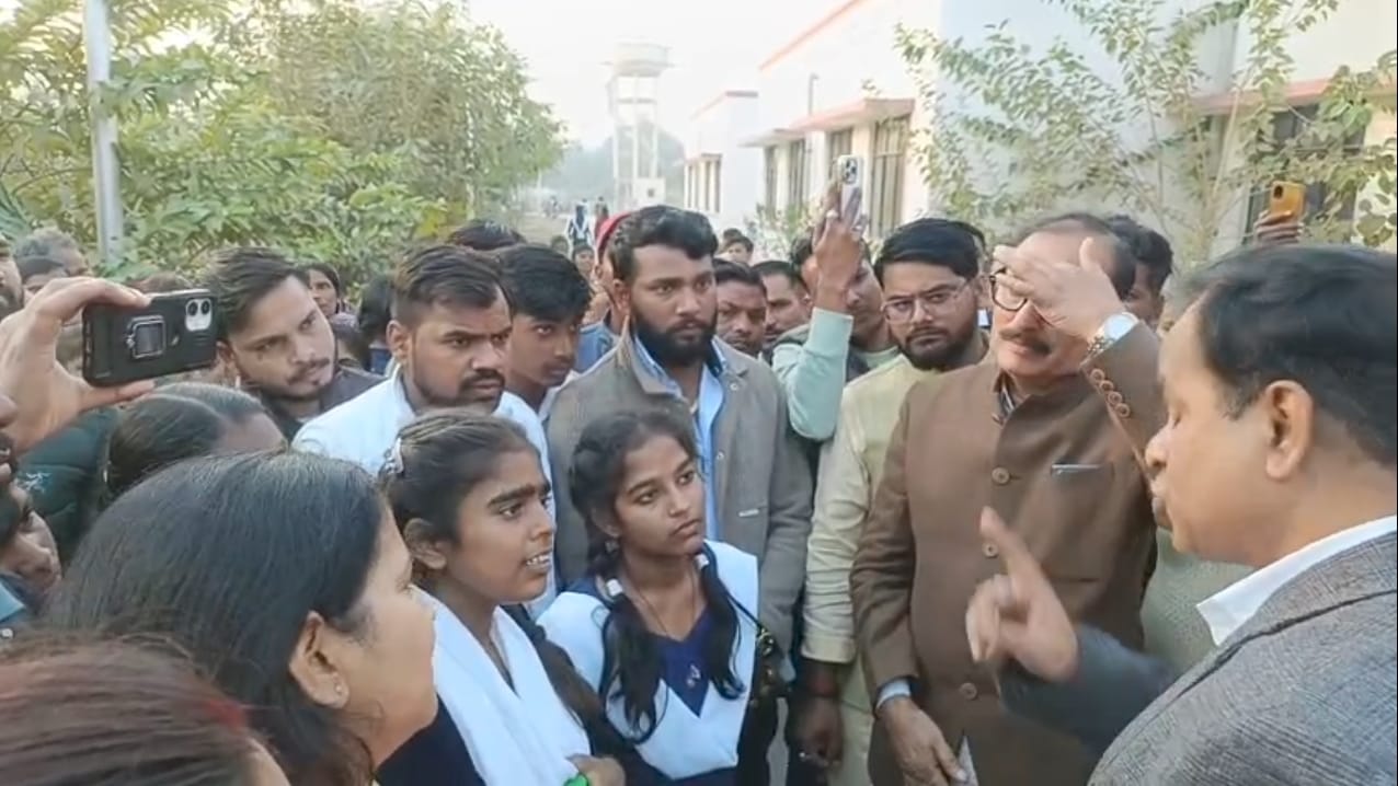 प्रधानाचार्य से नाराज बच्चे सड़क पर उतरे