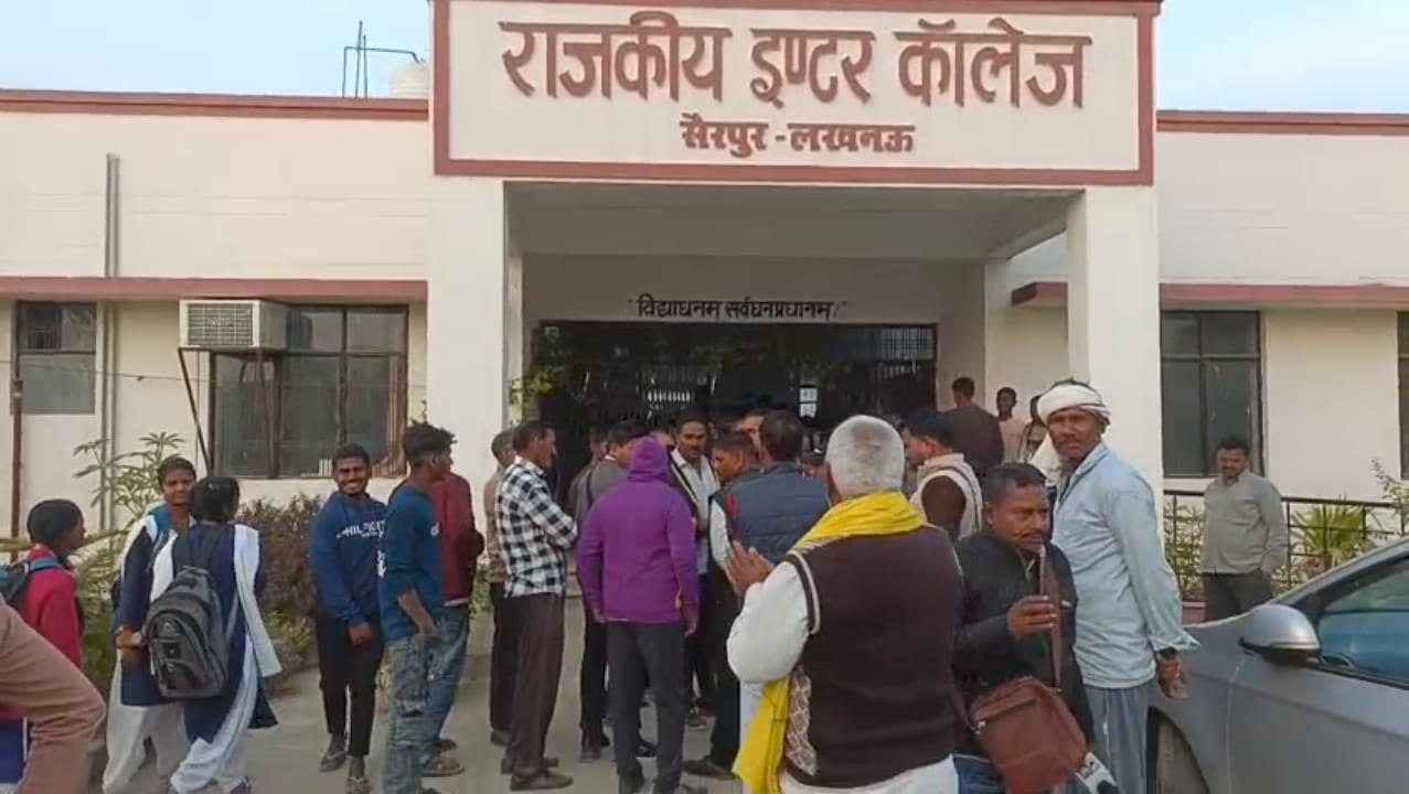 प्रधानाचार्य से नाराज बच्चे सड़क पर उतरे