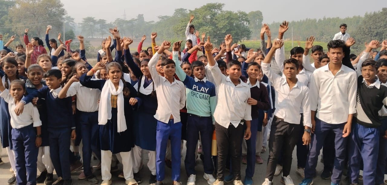 प्रधानाचार्य से नाराज बच्चे सड़क पर उतरे