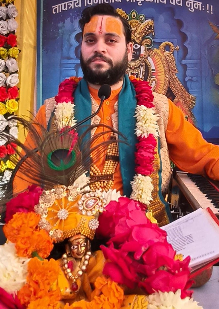 पुवायां में कथा सुनाते श्यामसुंदर ठाकुर। संवाद पुवायां में कथा सुनाते श्यामसुंदर ठाकुर। संवाद