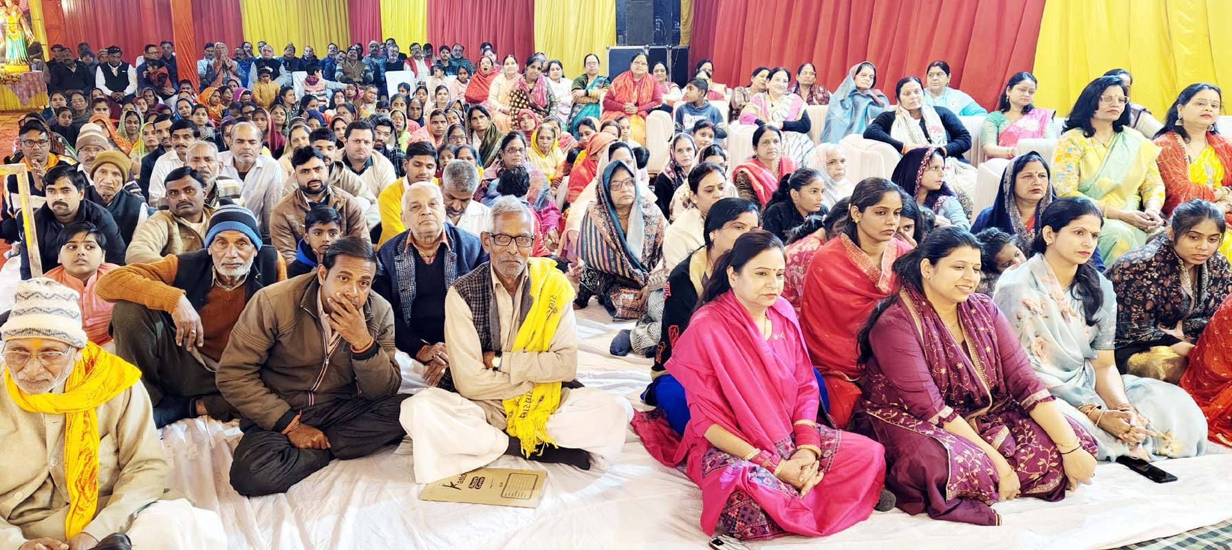पुवायां में कथा सुनाते श्यामसुंदर ठाकुर। संवाद पुवायां में कथा सुनाते श्यामसुंदर ठाकुर। संवाद
