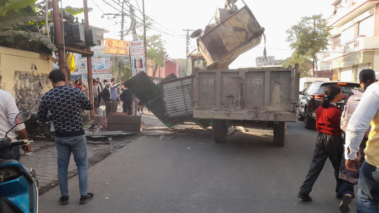 रामनगर में अतिक्रमण हटाते अधिकारी। स्रोत: निगम