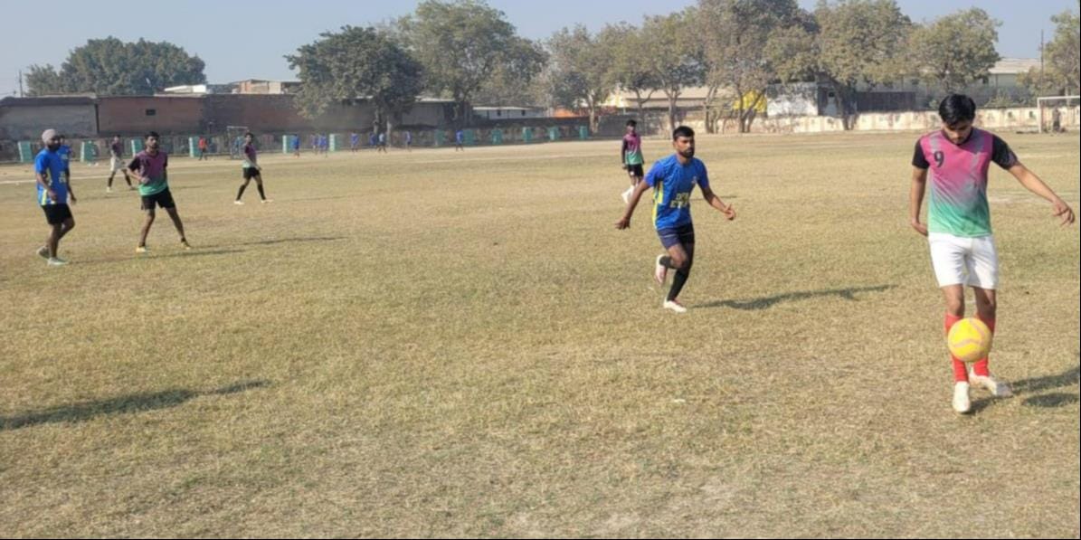 सांसद खेलकूद स्पर्धा में खो-खो खेलते खिलाड़ी। संवाद