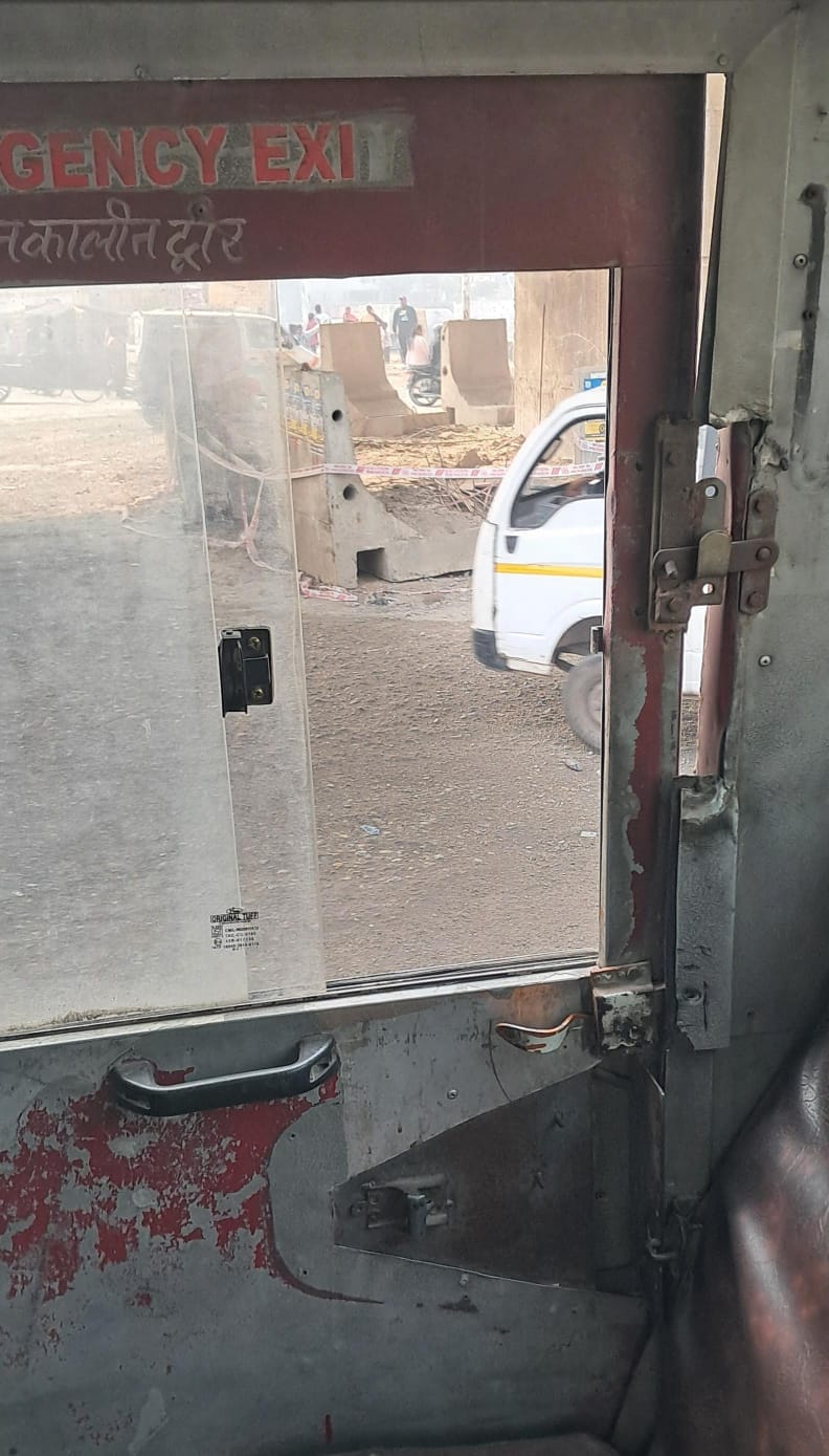 शहर के असम चौराहे पर खड़ी बिना बाइपर की बस। संवाद
