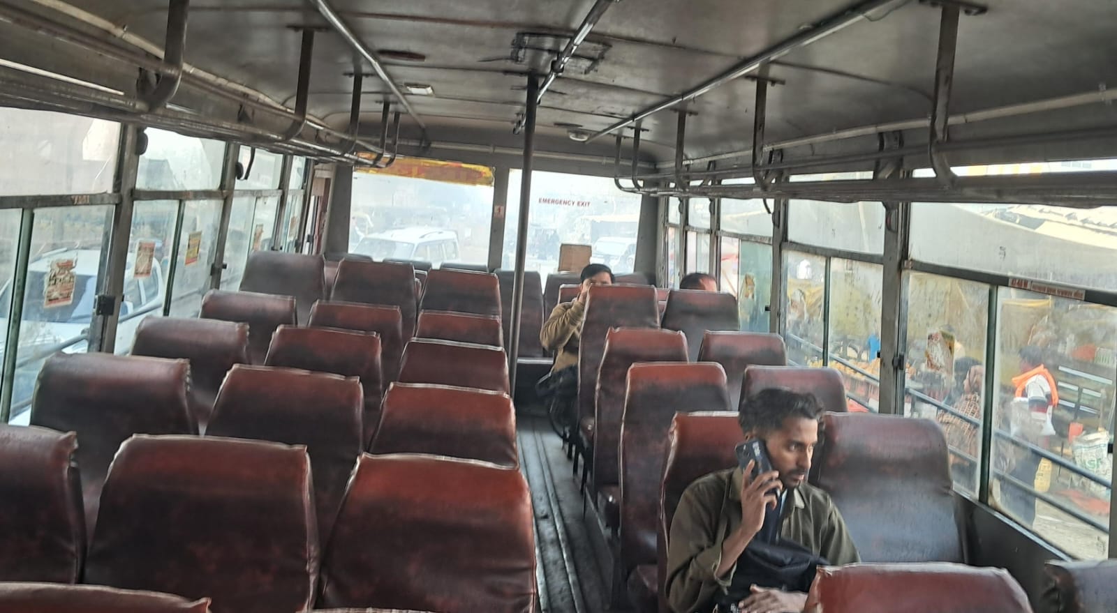 शहर के असम चौराहे पर खड़ी बिना बाइपर की बस। संवाद