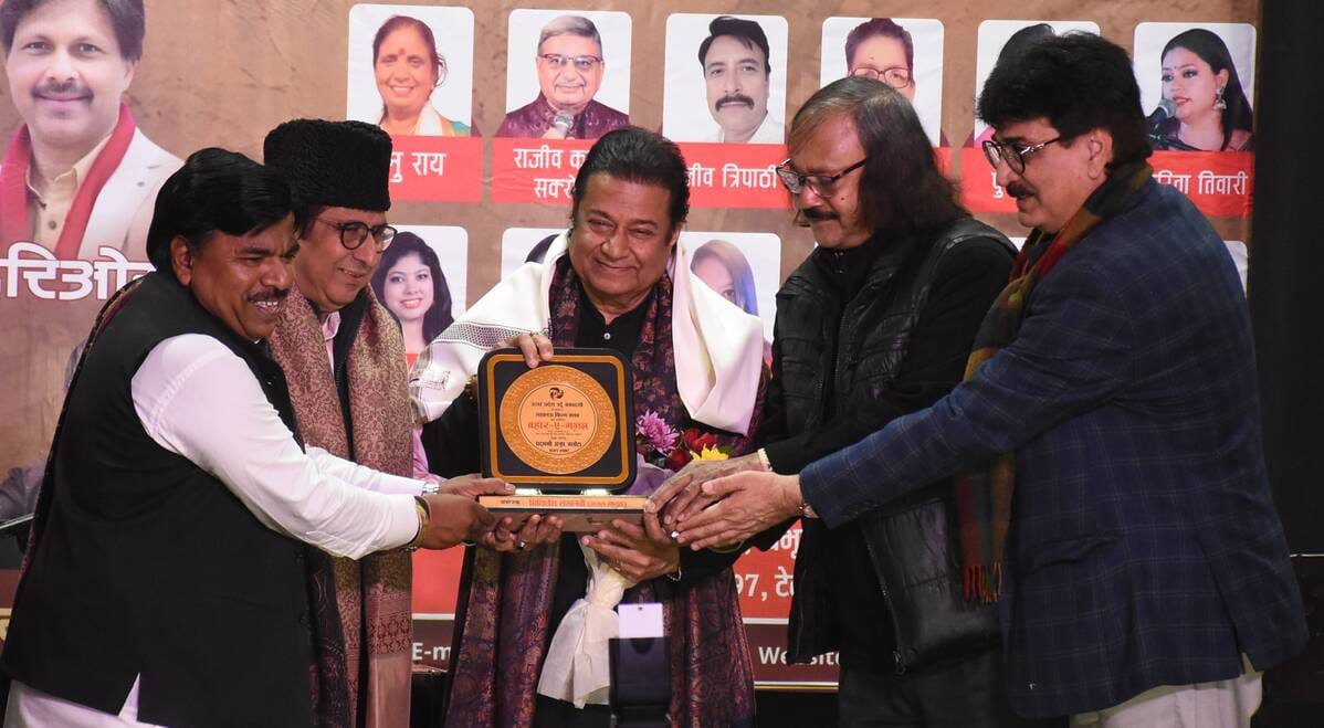 उत्तर प्रदेश उर्दू अकादमी और लखनऊ फिल्म क्लब की ओर से सोमवार को उर्दू अकादमी सभागार में बहार-ए- उत्तर प्रदेश उर्दू अकादमी और लखनऊ फिल्म क्लब की ओर से सोमवार को उर्दू अकादमी सभागार में बहार-ए-