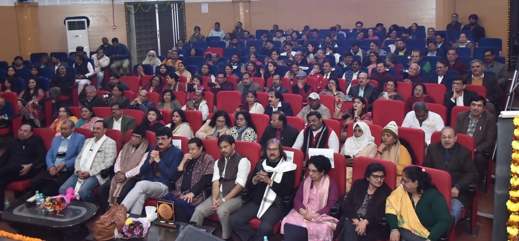 उत्तर प्रदेश उर्दू अकादमी और लखनऊ फिल्म क्लब की ओर से सोमवार को उर्दू अकादमी सभागार में बहार-ए- उत्तर प्रदेश उर्दू अकादमी और लखनऊ फिल्म क्लब की ओर से सोमवार को उर्दू अकादमी सभागार में बहार-ए-