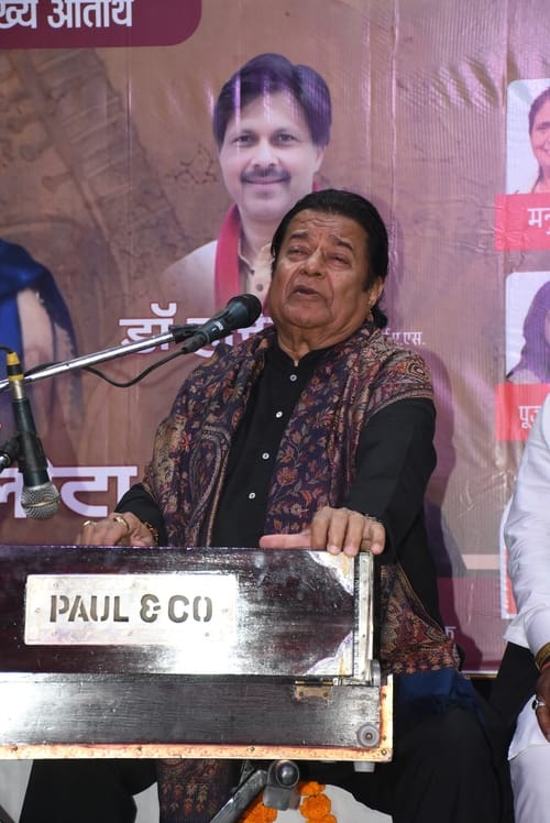 उत्तर प्रदेश उर्दू अकादमी और लखनऊ फिल्म क्लब की ओर से सोमवार को उर्दू अकादमी सभागार में बहार-ए- उत्तर प्रदेश उर्दू अकादमी और लखनऊ फिल्म क्लब की ओर से सोमवार को उर्दू अकादमी सभागार में बहार-ए-