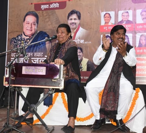 उत्तर प्रदेश उर्दू अकादमी और लखनऊ फिल्म क्लब की ओर से सोमवार को उर्दू अकादमी सभागार में बहार-ए- उत्तर प्रदेश उर्दू अकादमी और लखनऊ फिल्म क्लब की ओर से सोमवार को उर्दू अकादमी सभागार में बहार-ए-