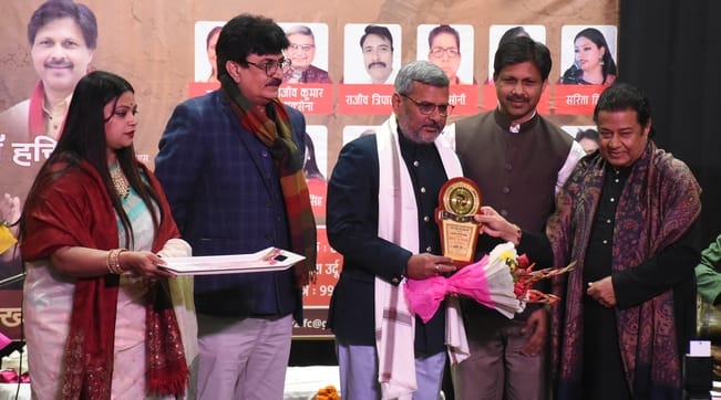 उत्तर प्रदेश उर्दू अकादमी और लखनऊ फिल्म क्लब की ओर से सोमवार को उर्दू अकादमी सभागार में बहार-ए- उत्तर प्रदेश उर्दू अकादमी और लखनऊ फिल्म क्लब की ओर से सोमवार को उर्दू अकादमी सभागार में बहार-ए-
