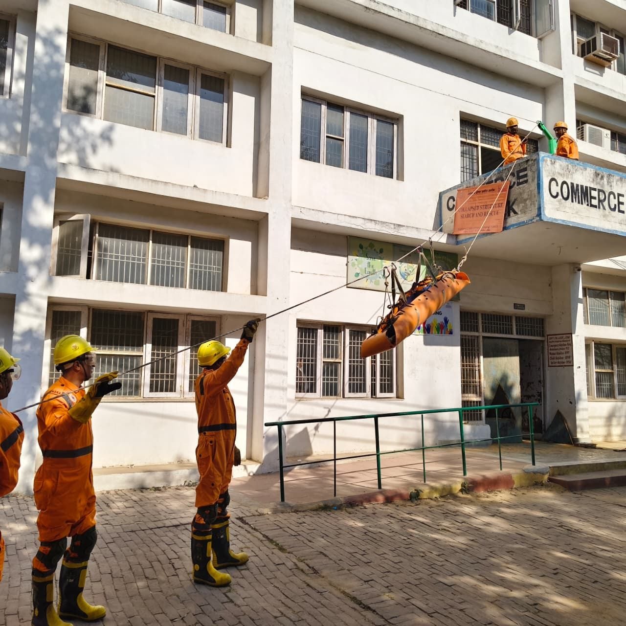 09जेएनडी01: मॉक ड्रिल के माध्यम से आपदा के दौरान दरवाजा काटकर निकलने के बारे में जानकारी देते ह