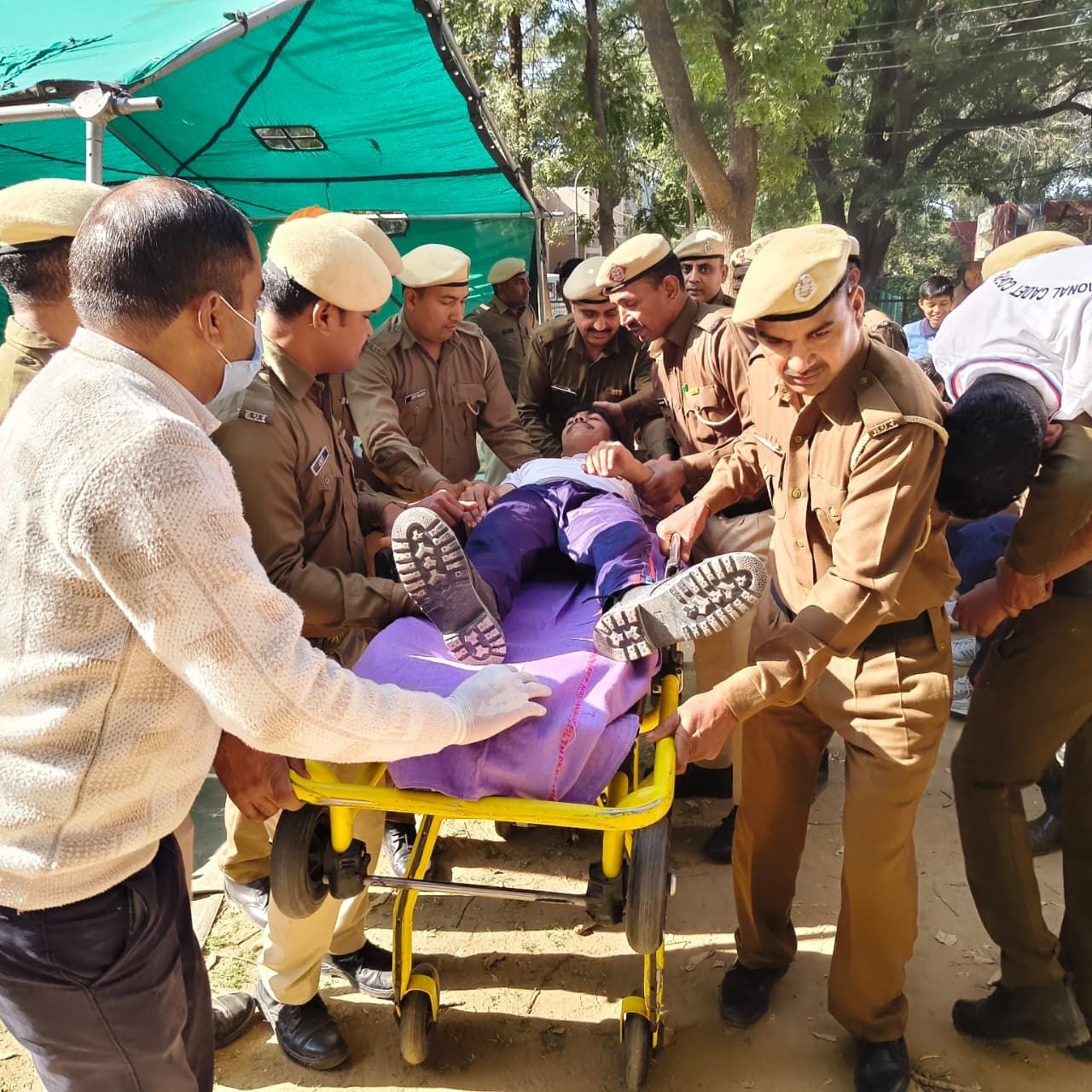 09जेएनडी01: मॉक ड्रिल के माध्यम से आपदा के दौरान दरवाजा काटकर निकलने के बारे में जानकारी देते ह