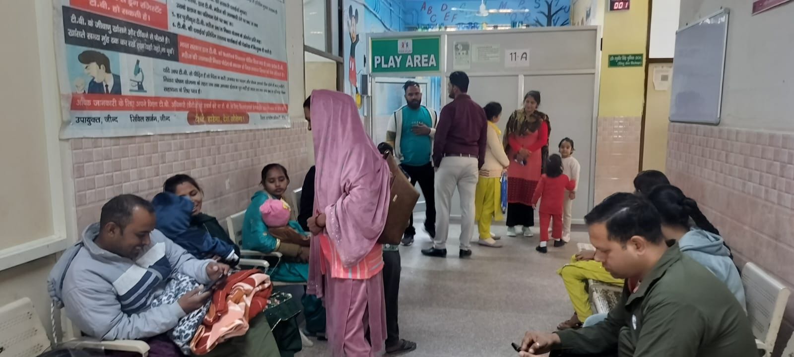 09जेएनडी13: नागरिक अस्पताल में चिकित्सकों की हड़ताल के कारण खाली पड़ी कुर्सियां व बंद कमरे। संव 09जेएनडी13: नागरिक अस्पताल में चिकित्सकों की हड़ताल के कारण खाली पड़ी कुर्सियां व बंद कमरे। संव